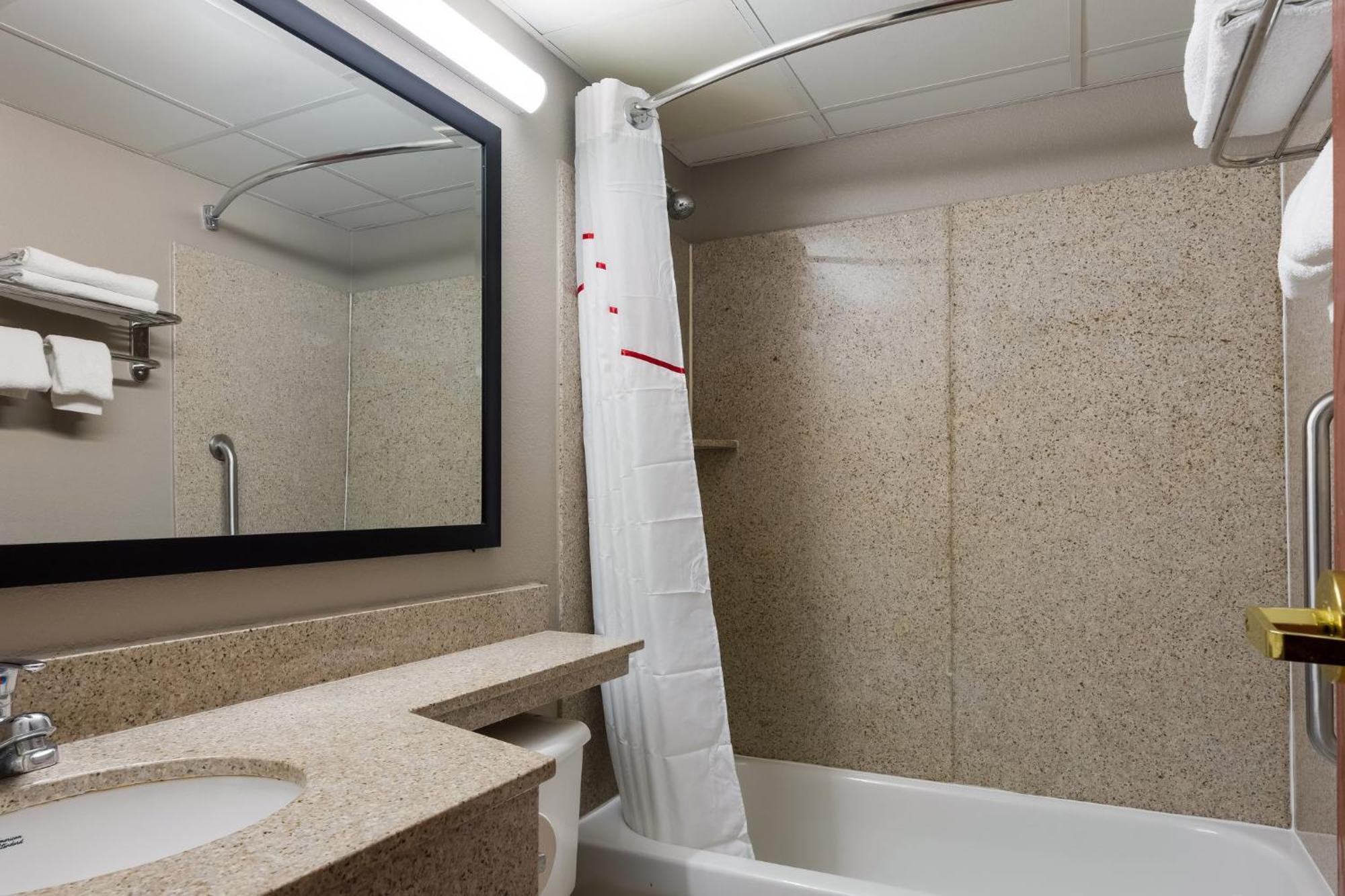Red Roof Inn Hartford- New Britain Bagian luar foto